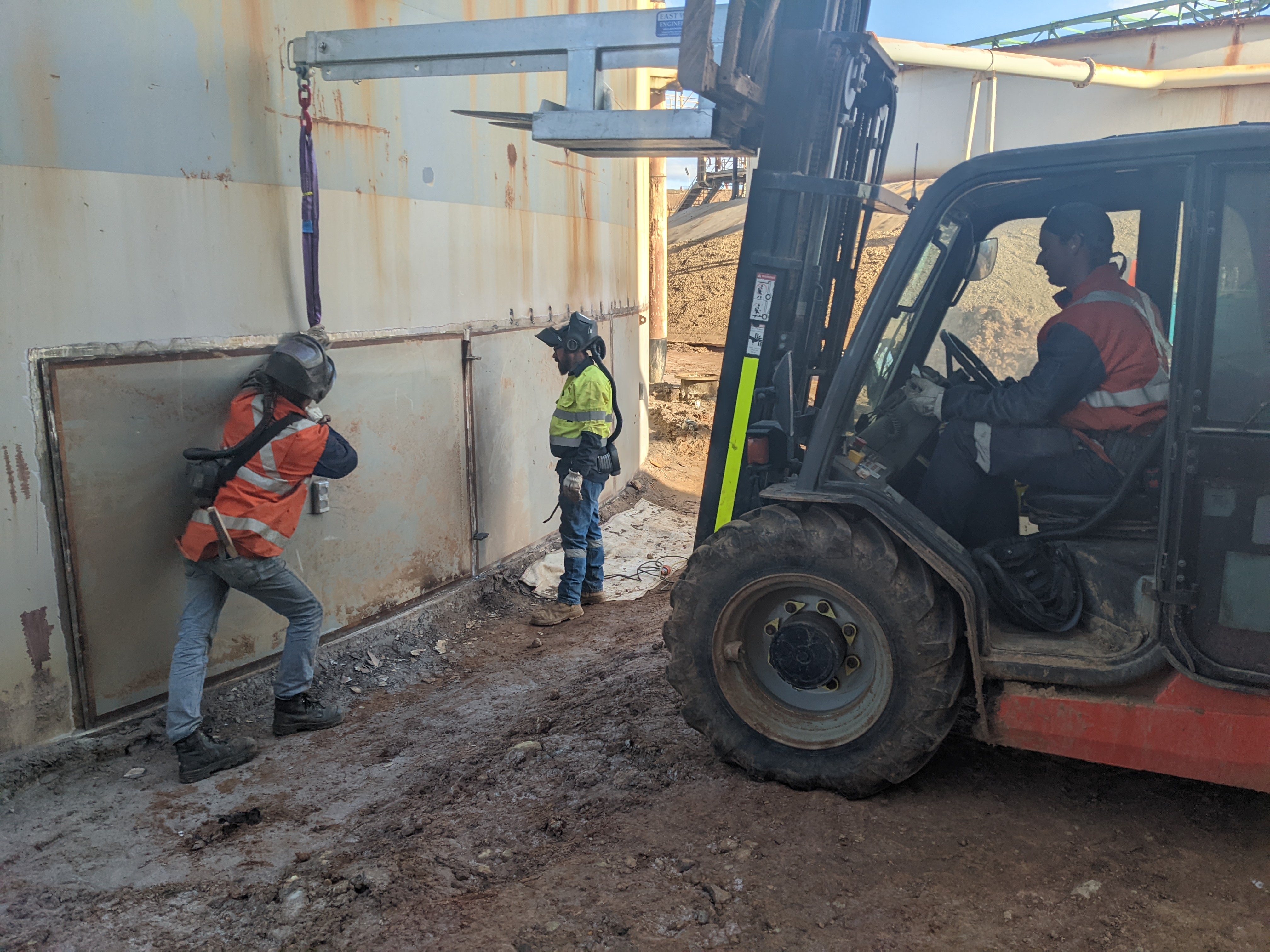 Phoenix Goldfields boilermakers and fabricators lifting fabricated steel panel on mine site