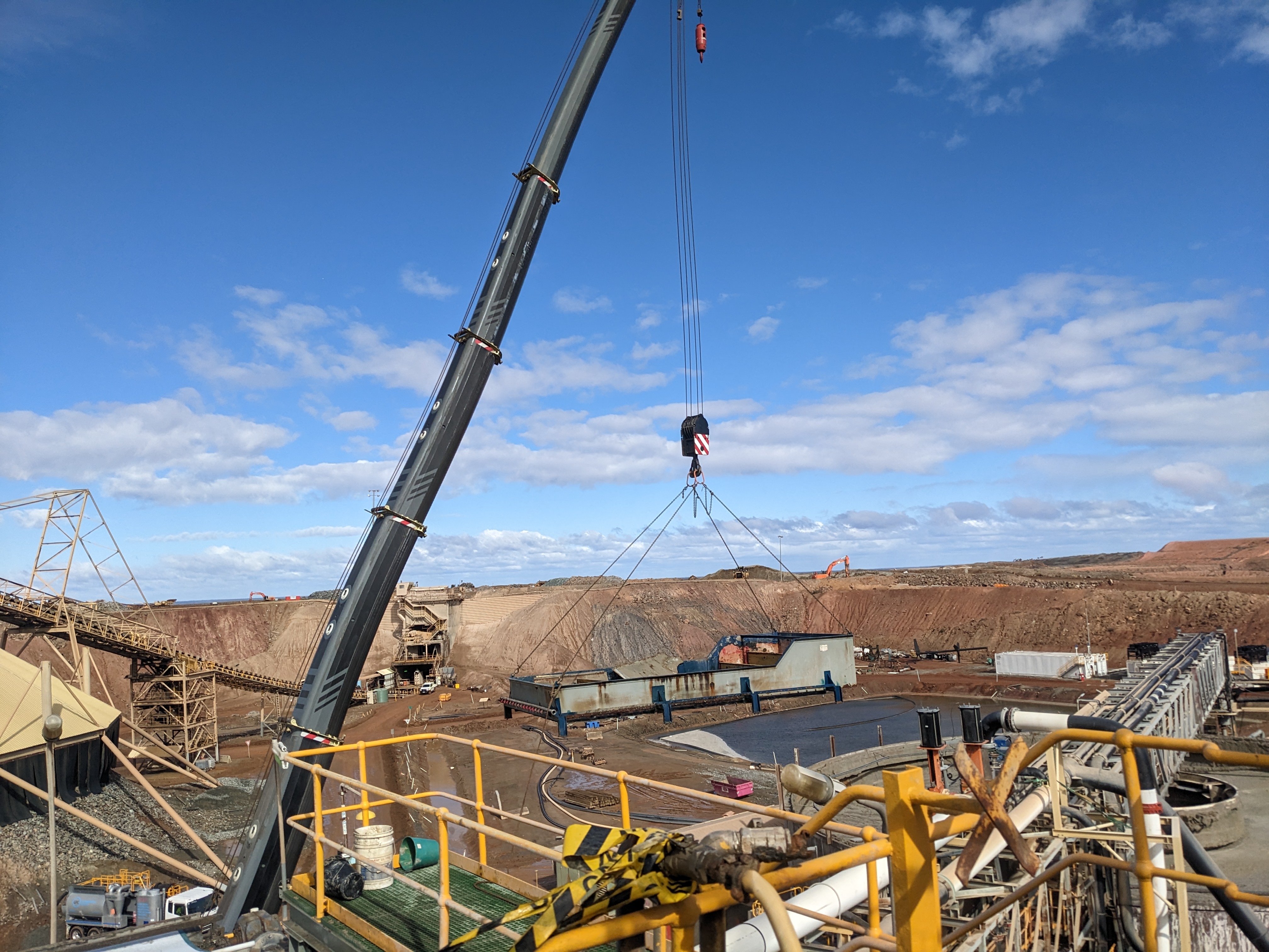 Large crane lift during mine site shutdown project managed by Phoenix Goldfields
